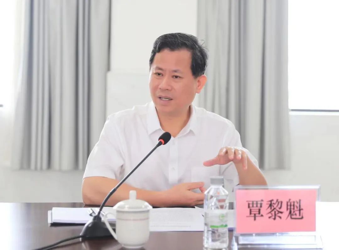 集团党委书记、董事长覃黎魁到广西物流职业技术学院调研
