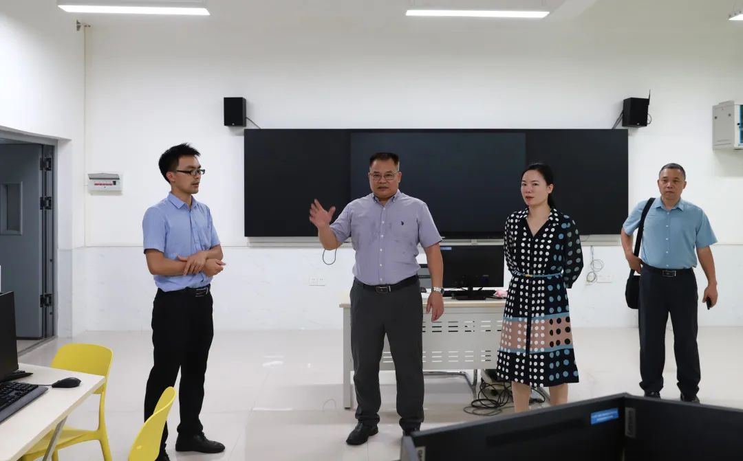北海职业学院院长蓝伟一行3人到我校检查实验实训室安全工作